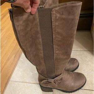 Torrid 10.5 W boots